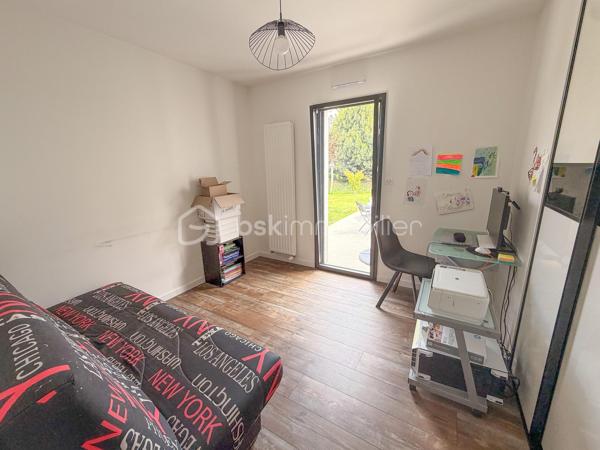 PLUNERET – Nouveauté BSK Immobilier

Dans un environnement calme et très recherché, venez découvrir cette belle maison de plain-pied construite en 2018, offrant confort moderne et beaux volumes.

Elle se compose d’une entrée avec placard, d’une spacieuse et lumineuse pièce de vie avec cuisine aménagée et entièrement équipée, agrémentée d’un poêle à pellets, idéale pour des moments conviviaux en famille.

L’espace nuit propose 4 chambres, dont une suite parentale avec salle d’eau privative, une salle de bains, un WC indépendant ainsi qu’une chaufferie/buanderie.

À l’extérieur, vous profiterez d’un magnifique terrain arboré et entièrement clôturé d’environ 2 900 m², avec abri de jardin, offrant un cadre de vie agréable et verdoyant.

Les atouts :

Secteur très prisé
Vie de plain-pied
Maison récente et fonctionnelle
Grande parcelle arborée
Beaux volumes et luminosité.

Une maison idéale pour une famille en quête de tranquillité et de confort, à proximité des commodités.