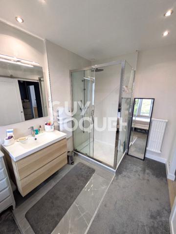 SAINT NAZAIRE Mairie - T2 rénové avec cave, grenier et parking