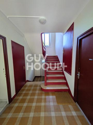 SAINT NAZAIRE Mairie - T2 rénové avec cave, grenier et parking