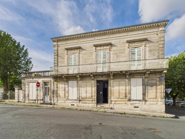 Maison de ville en pierre avec jardin clos et double garage – Emplacement privilégié à Ribérac