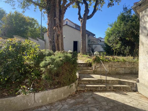 Maison de ville en pierre avec jardin clos et double garage – Emplacement privilégié à Ribérac