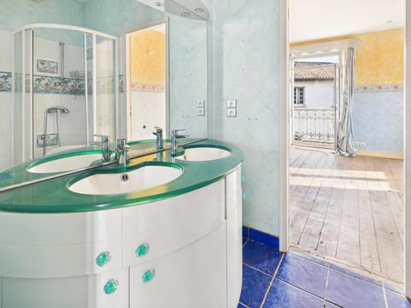 Maison de ville en pierre avec jardin clos et double garage – Emplacement privilégié à Ribérac
