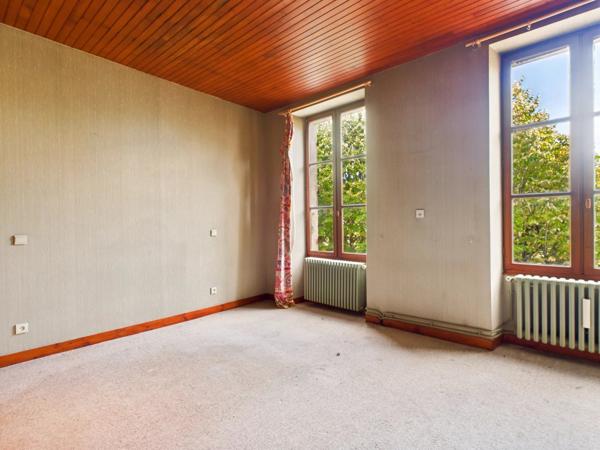 Maison de ville en pierre avec jardin clos et double garage – Emplacement privilégié à Ribérac