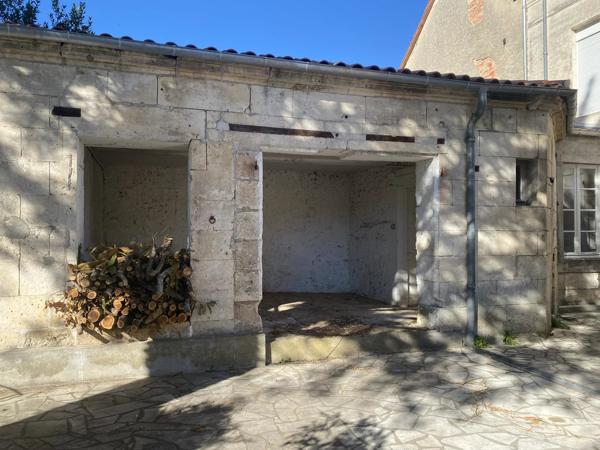 Maison de ville en pierre avec jardin clos et double garage – Emplacement privilégié à Ribérac