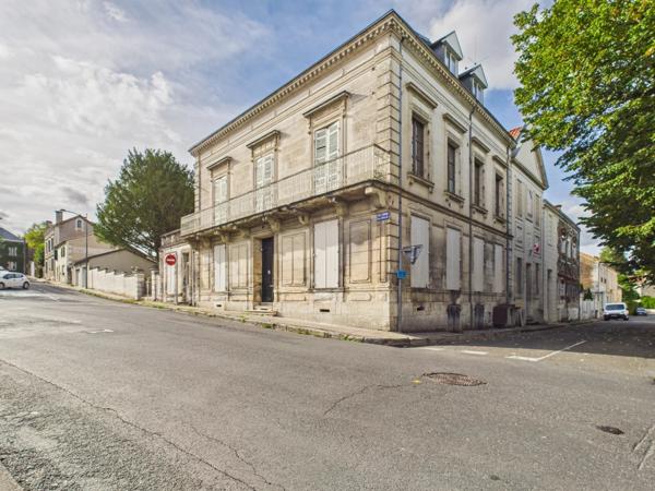 Maison de ville en pierre avec jardin clos et double garage – Emplacement privilégié à Ribérac