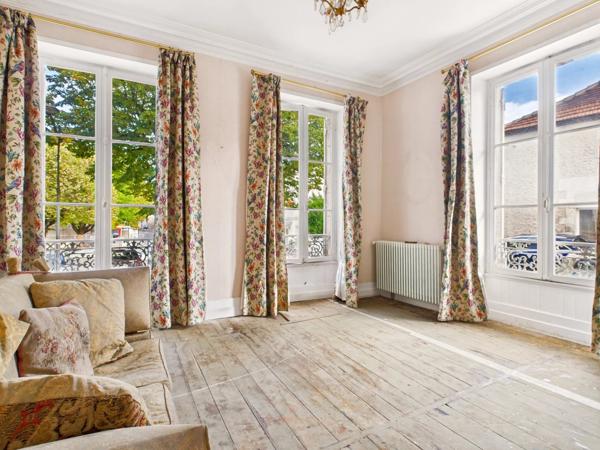 Maison de ville en pierre avec jardin clos et double garage – Emplacement privilégié à Ribérac