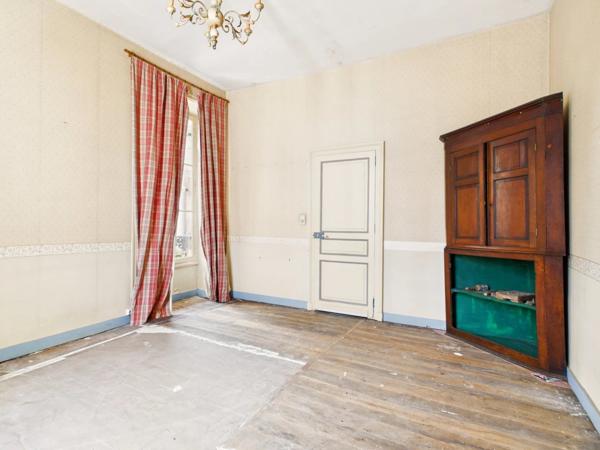 Maison de ville en pierre avec jardin clos et double garage – Emplacement privilégié à Ribérac