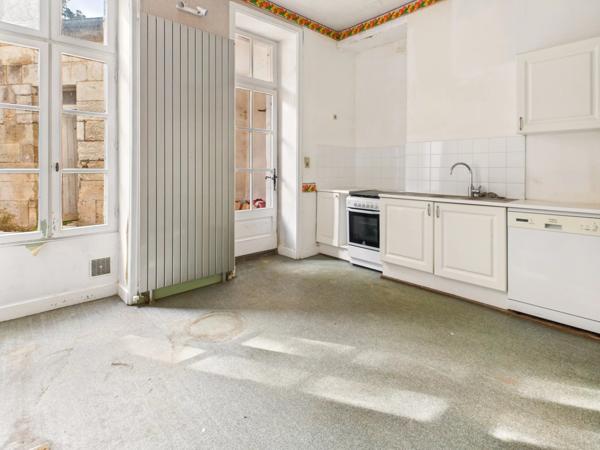 Maison de ville en pierre avec jardin clos et double garage – Emplacement privilégié à Ribérac