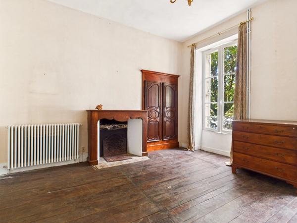 Maison de ville en pierre avec jardin clos et double garage – Emplacement privilégié à Ribérac