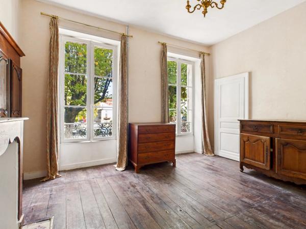 Maison de ville en pierre avec jardin clos et double garage – Emplacement privilégié à Ribérac