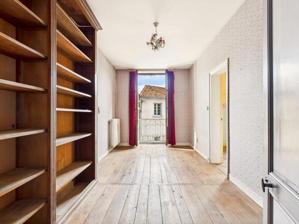 Maison de ville en pierre avec jardin clos et double garage – Emplacement privilégié à Ribérac
