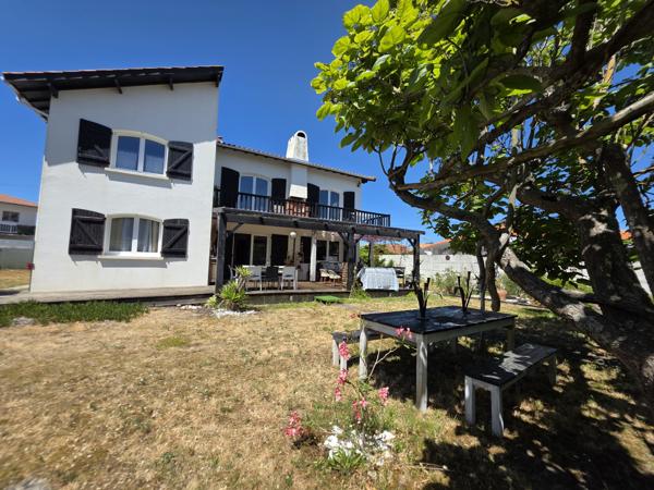 Maison
         8 pièces
        - 220 m² 769 000 € *