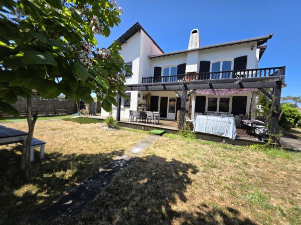 Maison
         8 pièces
        - 220 m² 769 000 € *