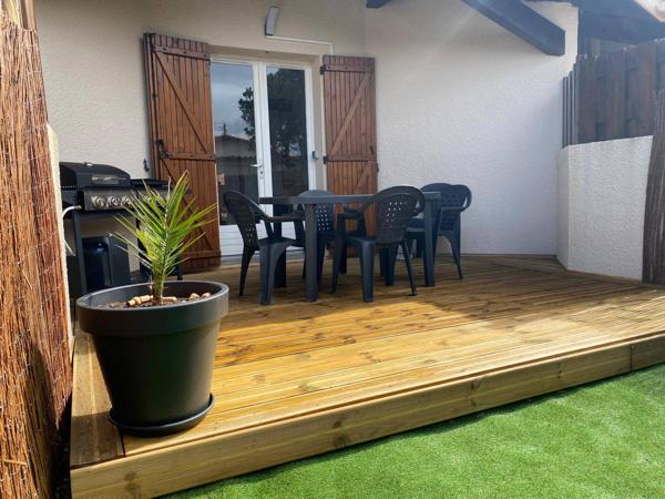 Acheter une maison mitoyenne à Biscarrosse Plage avec une chambre, séjour lumineux, parking privé, petit jardin, proche océan, investissement idéal.