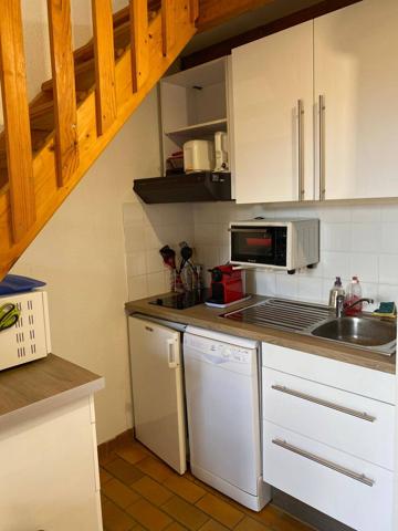 Acheter une maison mitoyenne à Biscarrosse Plage avec une chambre, séjour lumineux, parking privé, petit jardin, proche océan, investissement idéal.