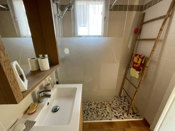 Acheter une maison mitoyenne à Biscarrosse Plage avec une chambre, séjour lumineux, parking privé, petit jardin, proche océan, investissement idéal.