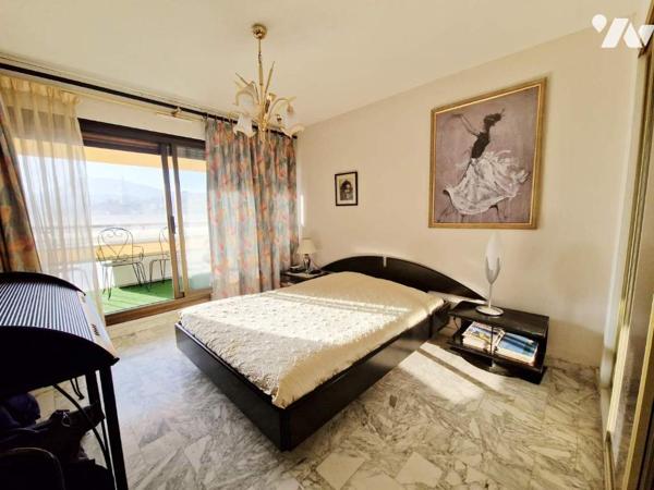 Vaste T3 de 106m² avec terrasse en coeur de ville