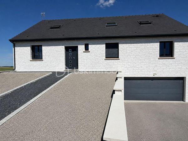 Située à Montescourt-Lizerolles, dans un environnement calme et agréable, venez découvrir cette magnifique maison individuelle construite en 2019, offrant des prestations modernes, de beaux volumes et un confort de vie exceptionnel.

Dès l’entrée, vous serez séduits par un vaste hall équipé d’un dressing intégré. Celui-ci s’ouvre sur une superbe pièce de vie lumineuse de plus de 80 m² comprenant un salon, un séjour et une cuisine ouverte aménagée et entièrement équipée. Cet espace convivial bénéficie également de la climatisation pour un confort optimal tout au long de l’année.

Le rez-de-chaussée se compose également d’un couloir desservant trois belles chambres, un dressing indépendant, une salle de bains équipée d’une douche et d’une baignoire ainsi qu’un WC séparé.

À l’étage, un palier distribue deux grandes chambres supplémentaires ainsi qu’une salle d’eau et un WC indépendant, idéal pour accueillir une famille nombreuse ou recevoir des invités en toute intimité.

Un sous-sol sur toute la surface de la maison avec plusieurs possibilités d'aménagement.

À l’extérieur, vous profiterez d’un terrain de plus de 1 000 m² entièrement aménagé, agrémenté d’une belle terrasse sans vis-à-vis, parfaite pour les moments de détente en famille ou entre amis.

Côté équipements, cette propriété dispose de prestations haut de gamme :

* Système d’alarme et vidéosurveillance ;
* Volets roulants motorisés Somfy IO ;
* Interphone connecté permettant la communication directe avec l’habitation et l’ouverture à distance des portails ;
* Deux accès indépendants à la propriété avec deux portails motorisés ;
* Climatisation
* Construction récente répondant aux standards actuels de confort et de performance énergétique.

Un bien rare sur le secteur, alliant modernité, sécurité, volumes généreux et qualité de vie.

À visiter sans tarder !
