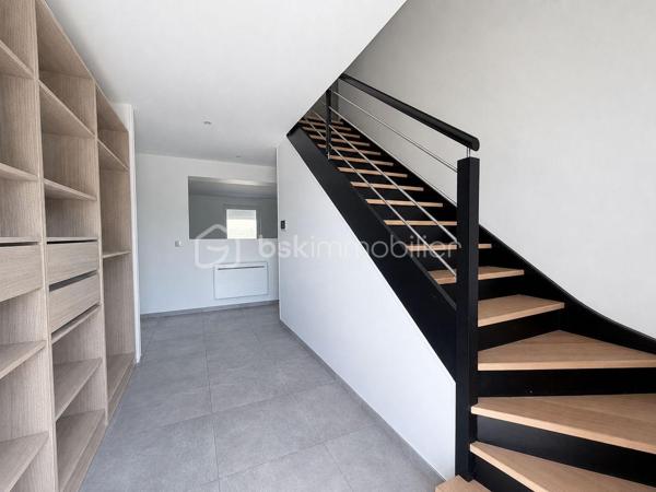 Située à Montescourt-Lizerolles, dans un environnement calme et agréable, venez découvrir cette magnifique maison individuelle construite en 2019, offrant des prestations modernes, de beaux volumes et un confort de vie exceptionnel.

Dès l’entrée, vous serez séduits par un vaste hall équipé d’un dressing intégré. Celui-ci s’ouvre sur une superbe pièce de vie lumineuse de plus de 80 m² comprenant un salon, un séjour et une cuisine ouverte aménagée et entièrement équipée. Cet espace convivial bénéficie également de la climatisation pour un confort optimal tout au long de l’année.

Le rez-de-chaussée se compose également d’un couloir desservant trois belles chambres, un dressing indépendant, une salle de bains équipée d’une douche et d’une baignoire ainsi qu’un WC séparé.

À l’étage, un palier distribue deux grandes chambres supplémentaires ainsi qu’une salle d’eau et un WC indépendant, idéal pour accueillir une famille nombreuse ou recevoir des invités en toute intimité.

Un sous-sol sur toute la surface de la maison avec plusieurs possibilités d'aménagement.

À l’extérieur, vous profiterez d’un terrain de plus de 1 000 m² entièrement aménagé, agrémenté d’une belle terrasse sans vis-à-vis, parfaite pour les moments de détente en famille ou entre amis.

Côté équipements, cette propriété dispose de prestations haut de gamme :

* Système d’alarme et vidéosurveillance ;
* Volets roulants motorisés Somfy IO ;
* Interphone connecté permettant la communication directe avec l’habitation et l’ouverture à distance des portails ;
* Deux accès indépendants à la propriété avec deux portails motorisés ;
* Climatisation
* Construction récente répondant aux standards actuels de confort et de performance énergétique.

Un bien rare sur le secteur, alliant modernité, sécurité, volumes généreux et qualité de vie.

À visiter sans tarder !