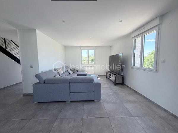 Située à Montescourt-Lizerolles, dans un environnement calme et agréable, venez découvrir cette magnifique maison individuelle construite en 2019, offrant des prestations modernes, de beaux volumes et un confort de vie exceptionnel.

Dès l’entrée, vous serez séduits par un vaste hall équipé d’un dressing intégré. Celui-ci s’ouvre sur une superbe pièce de vie lumineuse de plus de 80 m² comprenant un salon, un séjour et une cuisine ouverte aménagée et entièrement équipée. Cet espace convivial bénéficie également de la climatisation pour un confort optimal tout au long de l’année.

Le rez-de-chaussée se compose également d’un couloir desservant trois belles chambres, un dressing indépendant, une salle de bains équipée d’une douche et d’une baignoire ainsi qu’un WC séparé.

À l’étage, un palier distribue deux grandes chambres supplémentaires ainsi qu’une salle d’eau et un WC indépendant, idéal pour accueillir une famille nombreuse ou recevoir des invités en toute intimité.

Un sous-sol sur toute la surface de la maison avec plusieurs possibilités d'aménagement.

À l’extérieur, vous profiterez d’un terrain de plus de 1 000 m² entièrement aménagé, agrémenté d’une belle terrasse sans vis-à-vis, parfaite pour les moments de détente en famille ou entre amis.

Côté équipements, cette propriété dispose de prestations haut de gamme :

* Système d’alarme et vidéosurveillance ;
* Volets roulants motorisés Somfy IO ;
* Interphone connecté permettant la communication directe avec l’habitation et l’ouverture à distance des portails ;
* Deux accès indépendants à la propriété avec deux portails motorisés ;
* Climatisation
* Construction récente répondant aux standards actuels de confort et de performance énergétique.

Un bien rare sur le secteur, alliant modernité, sécurité, volumes généreux et qualité de vie.

À visiter sans tarder !