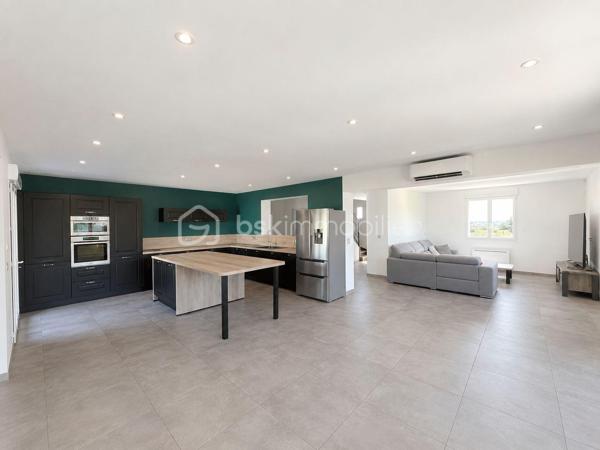 Située à Montescourt-Lizerolles, dans un environnement calme et agréable, venez découvrir cette magnifique maison individuelle construite en 2019, offrant des prestations modernes, de beaux volumes et un confort de vie exceptionnel.

Dès l’entrée, vous serez séduits par un vaste hall équipé d’un dressing intégré. Celui-ci s’ouvre sur une superbe pièce de vie lumineuse de plus de 80 m² comprenant un salon, un séjour et une cuisine ouverte aménagée et entièrement équipée. Cet espace convivial bénéficie également de la climatisation pour un confort optimal tout au long de l’année.

Le rez-de-chaussée se compose également d’un couloir desservant trois belles chambres, un dressing indépendant, une salle de bains équipée d’une douche et d’une baignoire ainsi qu’un WC séparé.

À l’étage, un palier distribue deux grandes chambres supplémentaires ainsi qu’une salle d’eau et un WC indépendant, idéal pour accueillir une famille nombreuse ou recevoir des invités en toute intimité.

Un sous-sol sur toute la surface de la maison avec plusieurs possibilités d'aménagement.

À l’extérieur, vous profiterez d’un terrain de plus de 1 000 m² entièrement aménagé, agrémenté d’une belle terrasse sans vis-à-vis, parfaite pour les moments de détente en famille ou entre amis.

Côté équipements, cette propriété dispose de prestations haut de gamme :

* Système d’alarme et vidéosurveillance ;
* Volets roulants motorisés Somfy IO ;
* Interphone connecté permettant la communication directe avec l’habitation et l’ouverture à distance des portails ;
* Deux accès indépendants à la propriété avec deux portails motorisés ;
* Climatisation
* Construction récente répondant aux standards actuels de confort et de performance énergétique.

Un bien rare sur le secteur, alliant modernité, sécurité, volumes généreux et qualité de vie.

À visiter sans tarder !