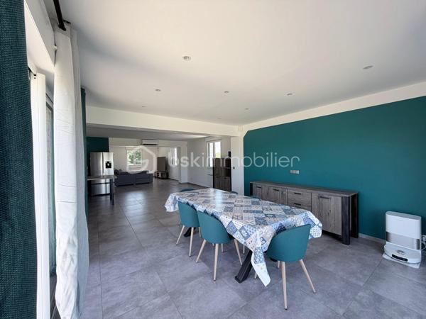 Située à Montescourt-Lizerolles, dans un environnement calme et agréable, venez découvrir cette magnifique maison individuelle construite en 2019, offrant des prestations modernes, de beaux volumes et un confort de vie exceptionnel.

Dès l’entrée, vous serez séduits par un vaste hall équipé d’un dressing intégré. Celui-ci s’ouvre sur une superbe pièce de vie lumineuse de plus de 80 m² comprenant un salon, un séjour et une cuisine ouverte aménagée et entièrement équipée. Cet espace convivial bénéficie également de la climatisation pour un confort optimal tout au long de l’année.

Le rez-de-chaussée se compose également d’un couloir desservant trois belles chambres, un dressing indépendant, une salle de bains équipée d’une douche et d’une baignoire ainsi qu’un WC séparé.

À l’étage, un palier distribue deux grandes chambres supplémentaires ainsi qu’une salle d’eau et un WC indépendant, idéal pour accueillir une famille nombreuse ou recevoir des invités en toute intimité.

Un sous-sol sur toute la surface de la maison avec plusieurs possibilités d'aménagement.

À l’extérieur, vous profiterez d’un terrain de plus de 1 000 m² entièrement aménagé, agrémenté d’une belle terrasse sans vis-à-vis, parfaite pour les moments de détente en famille ou entre amis.

Côté équipements, cette propriété dispose de prestations haut de gamme :

* Système d’alarme et vidéosurveillance ;
* Volets roulants motorisés Somfy IO ;
* Interphone connecté permettant la communication directe avec l’habitation et l’ouverture à distance des portails ;
* Deux accès indépendants à la propriété avec deux portails motorisés ;
* Climatisation
* Construction récente répondant aux standards actuels de confort et de performance énergétique.

Un bien rare sur le secteur, alliant modernité, sécurité, volumes généreux et qualité de vie.

À visiter sans tarder !
