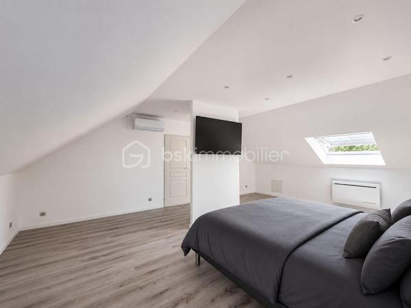 Située à Montescourt-Lizerolles, dans un environnement calme et agréable, venez découvrir cette magnifique maison individuelle construite en 2019, offrant des prestations modernes, de beaux volumes et un confort de vie exceptionnel.

Dès l’entrée, vous serez séduits par un vaste hall équipé d’un dressing intégré. Celui-ci s’ouvre sur une superbe pièce de vie lumineuse de plus de 80 m² comprenant un salon, un séjour et une cuisine ouverte aménagée et entièrement équipée. Cet espace convivial bénéficie également de la climatisation pour un confort optimal tout au long de l’année.

Le rez-de-chaussée se compose également d’un couloir desservant trois belles chambres, un dressing indépendant, une salle de bains équipée d’une douche et d’une baignoire ainsi qu’un WC séparé.

À l’étage, un palier distribue deux grandes chambres supplémentaires ainsi qu’une salle d’eau et un WC indépendant, idéal pour accueillir une famille nombreuse ou recevoir des invités en toute intimité.

Un sous-sol sur toute la surface de la maison avec plusieurs possibilités d'aménagement.

À l’extérieur, vous profiterez d’un terrain de plus de 1 000 m² entièrement aménagé, agrémenté d’une belle terrasse sans vis-à-vis, parfaite pour les moments de détente en famille ou entre amis.

Côté équipements, cette propriété dispose de prestations haut de gamme :

* Système d’alarme et vidéosurveillance ;
* Volets roulants motorisés Somfy IO ;
* Interphone connecté permettant la communication directe avec l’habitation et l’ouverture à distance des portails ;
* Deux accès indépendants à la propriété avec deux portails motorisés ;
* Climatisation
* Construction récente répondant aux standards actuels de confort et de performance énergétique.

Un bien rare sur le secteur, alliant modernité, sécurité, volumes généreux et qualité de vie.

À visiter sans tarder !