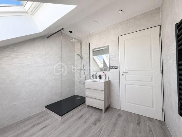 Située à Montescourt-Lizerolles, dans un environnement calme et agréable, venez découvrir cette magnifique maison individuelle construite en 2019, offrant des prestations modernes, de beaux volumes et un confort de vie exceptionnel.

Dès l’entrée, vous serez séduits par un vaste hall équipé d’un dressing intégré. Celui-ci s’ouvre sur une superbe pièce de vie lumineuse de plus de 80 m² comprenant un salon, un séjour et une cuisine ouverte aménagée et entièrement équipée. Cet espace convivial bénéficie également de la climatisation pour un confort optimal tout au long de l’année.

Le rez-de-chaussée se compose également d’un couloir desservant trois belles chambres, un dressing indépendant, une salle de bains équipée d’une douche et d’une baignoire ainsi qu’un WC séparé.

À l’étage, un palier distribue deux grandes chambres supplémentaires ainsi qu’une salle d’eau et un WC indépendant, idéal pour accueillir une famille nombreuse ou recevoir des invités en toute intimité.

Un sous-sol sur toute la surface de la maison avec plusieurs possibilités d'aménagement.

À l’extérieur, vous profiterez d’un terrain de plus de 1 000 m² entièrement aménagé, agrémenté d’une belle terrasse sans vis-à-vis, parfaite pour les moments de détente en famille ou entre amis.

Côté équipements, cette propriété dispose de prestations haut de gamme :

* Système d’alarme et vidéosurveillance ;
* Volets roulants motorisés Somfy IO ;
* Interphone connecté permettant la communication directe avec l’habitation et l’ouverture à distance des portails ;
* Deux accès indépendants à la propriété avec deux portails motorisés ;
* Climatisation
* Construction récente répondant aux standards actuels de confort et de performance énergétique.

Un bien rare sur le secteur, alliant modernité, sécurité, volumes généreux et qualité de vie.

À visiter sans tarder !