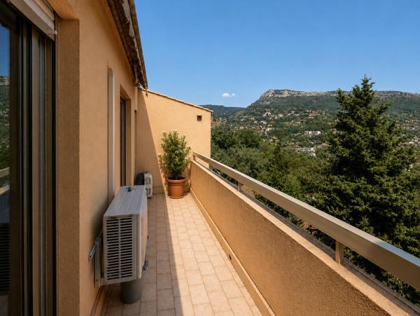Dernier étage, terrasse, piscine, garage et cave