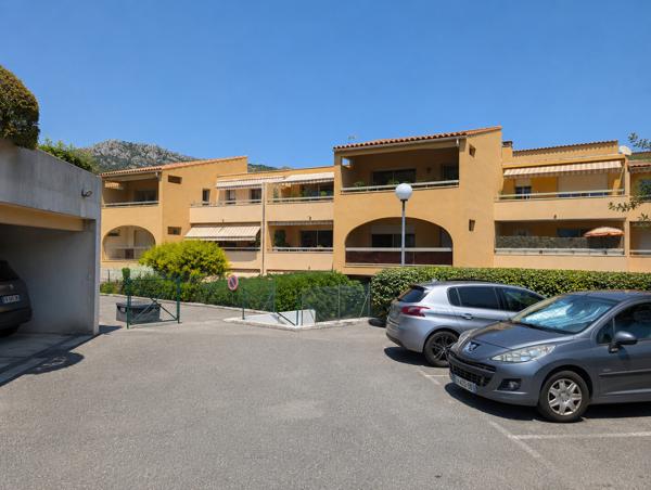 Dernier étage, terrasse, piscine, garage et cave