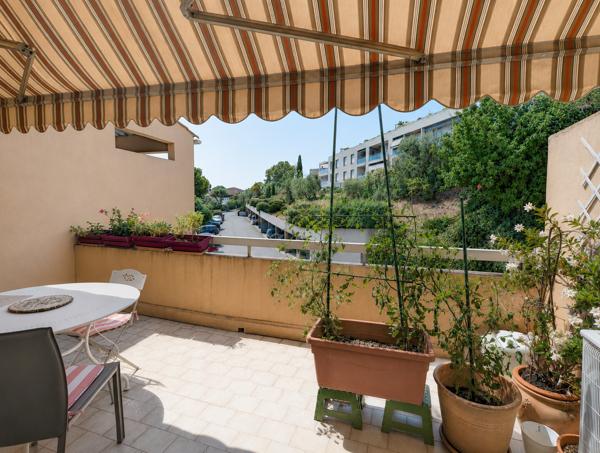 Dernier étage, terrasse, piscine, garage et cave