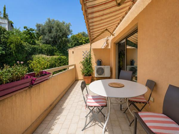 Dernier étage, terrasse, piscine, garage et cave