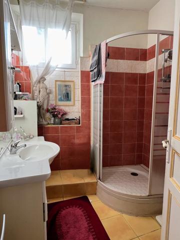 Carcassonne (11000) LEZIGNAN CORBIERES - IMMEUBLE = MAISON D'HABITATION AVEC 3 LOCAUX COMMERCIAUX EN RDC