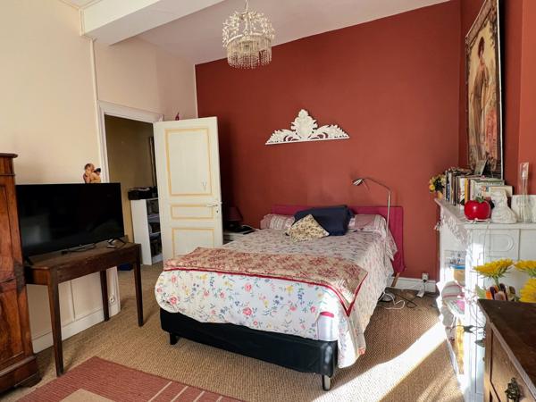 Carcassonne (11000) LEZIGNAN CORBIERES - IMMEUBLE = MAISON D'HABITATION AVEC 3 LOCAUX COMMERCIAUX EN RDC