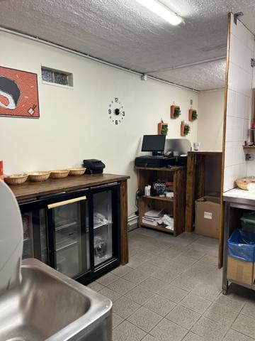 Carcassonne (11000) LEZIGNAN CORBIERES - IMMEUBLE = MAISON D'HABITATION AVEC 3 LOCAUX COMMERCIAUX EN RDC