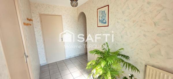 Pavillon plain-pied 96m², 3 chambres, 574m² de terrain + garage.