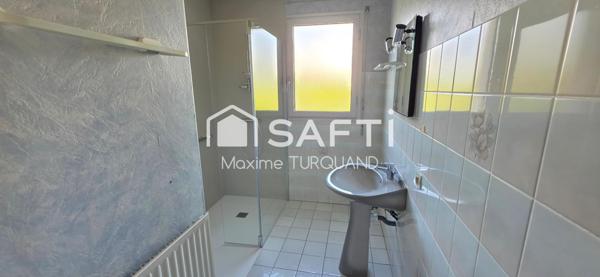 Pavillon plain-pied 96m², 3 chambres, 574m² de terrain + garage.