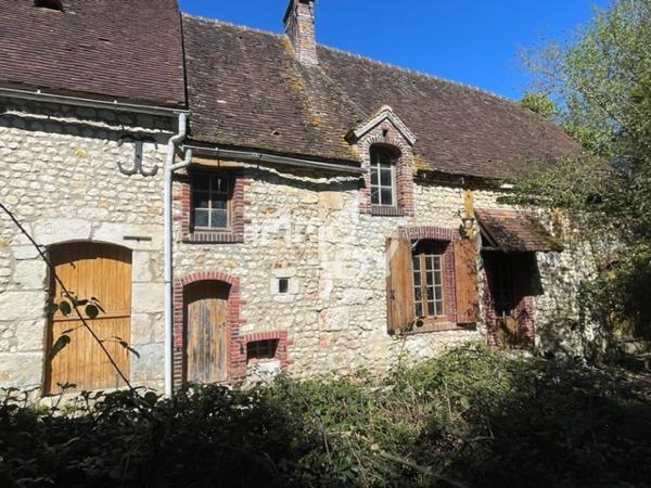 Proche Condé sur Huisne, en fin de hameau, maison de pays à rénover sur 2450 m² de terrain....