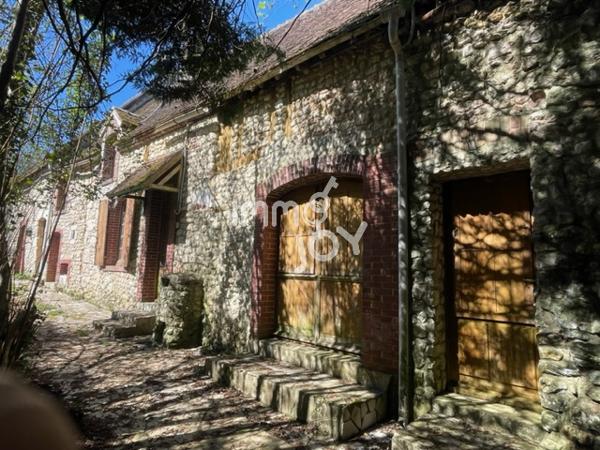 Proche Condé sur Huisne, en fin de hameau, maison de pays à rénover sur 2450 m² de terrain....