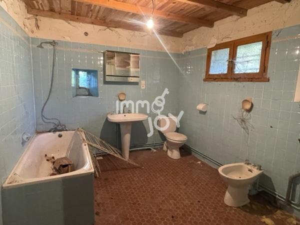Proche Condé sur Huisne, en fin de hameau, maison de pays à rénover sur 2450 m² de terrain....