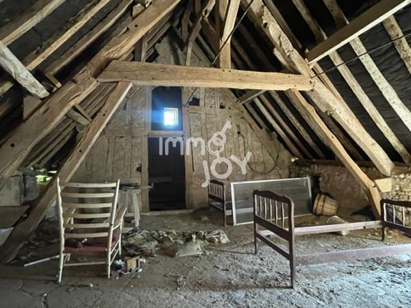 Proche Condé sur Huisne, en fin de hameau, maison de pays à rénover sur 2450 m² de terrain....