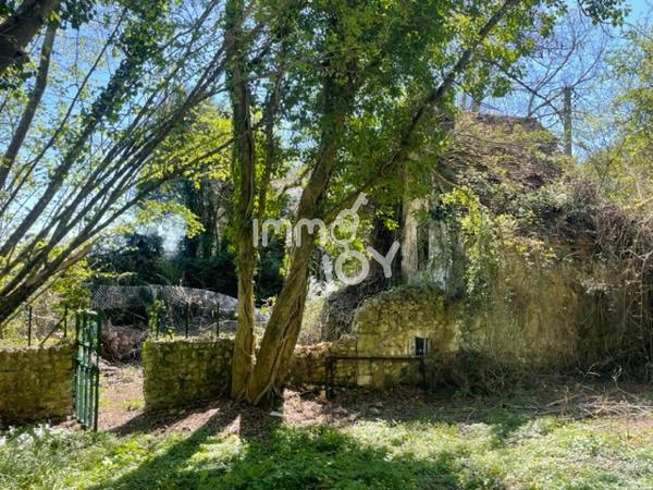 Proche Condé sur Huisne, en fin de hameau, maison de pays à rénover sur 2450 m² de terrain....