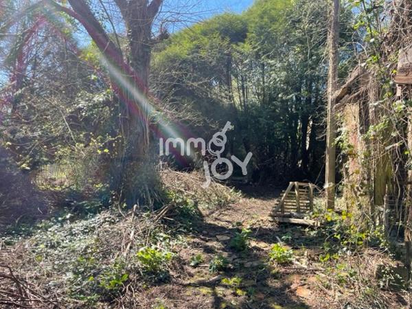 Proche Condé sur Huisne, en fin de hameau, maison de pays à rénover sur 2450 m² de terrain....