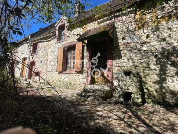 Proche Condé sur Huisne, en fin de hameau, maison de pays à rénover sur 2450 m² de terrain....