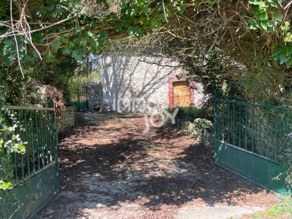 Proche Condé sur Huisne, en fin de hameau, maison de pays à rénover sur 2450 m² de terrain....