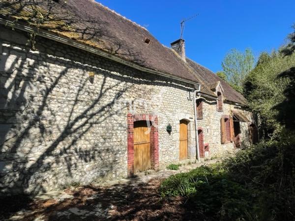 Proche Condé sur Huisne, en fin de hameau, maison de pays à rénover sur 2450 m² de terrain....