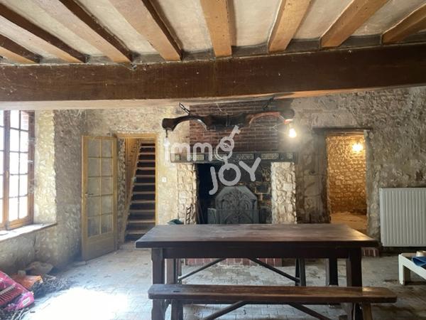 Proche Condé sur Huisne, en fin de hameau, maison de pays à rénover sur 2450 m² de terrain....