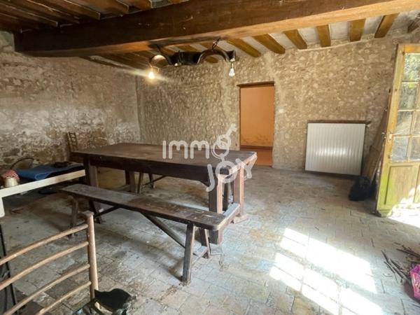 Proche Condé sur Huisne, en fin de hameau, maison de pays à rénover sur 2450 m² de terrain....