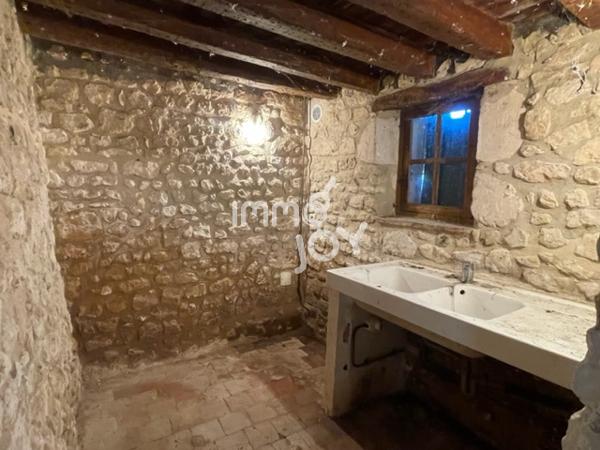 Proche Condé sur Huisne, en fin de hameau, maison de pays à rénover sur 2450 m² de terrain....