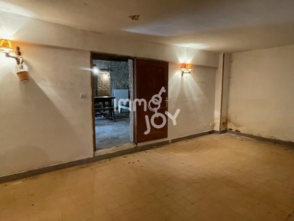 Proche Condé sur Huisne, en fin de hameau, maison de pays à rénover sur 2450 m² de terrain....